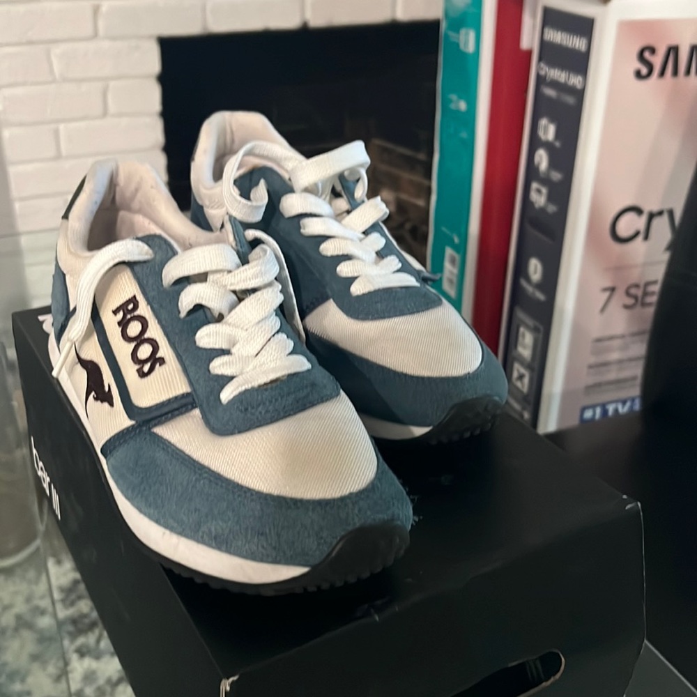 KangaROOS classic tai-chi sneakers.Size 11